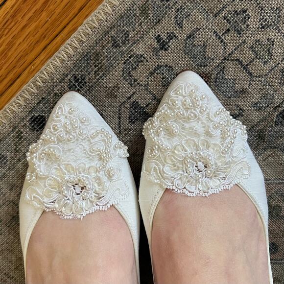 Vintage 80s Coloriffics White Satin Kitten Heels – Lace Bridal Wedding Shoes 7.5 - Picture 13 of 13
